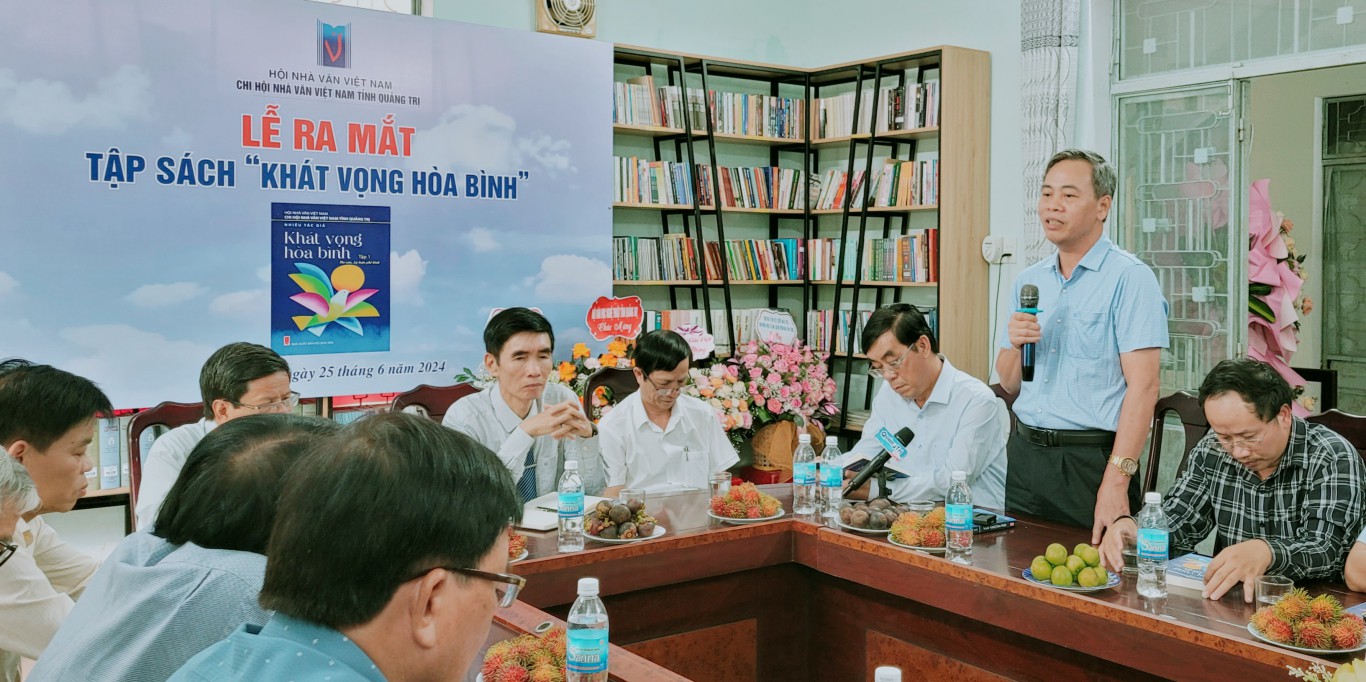 Ph&oacute; B&iacute; thư Thường trực Tỉnh ủy Nguyễn Đăng Quang ghi nhận những nỗ lực của Chi hội Nh&agrave; văn Việt Nam tỉnh Quảng Trị trong việc thực hiện tập s&aacute;ch